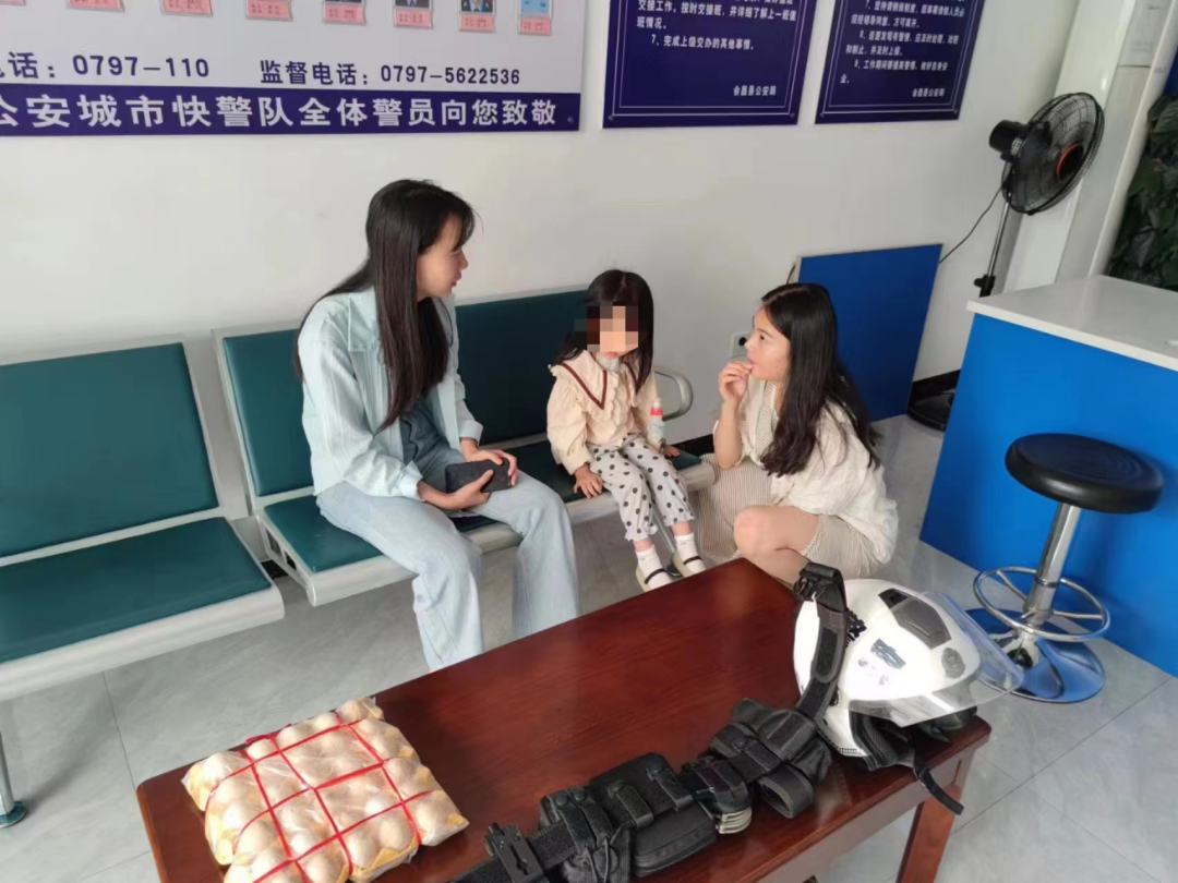 事发一广场，这两位女士好样的！