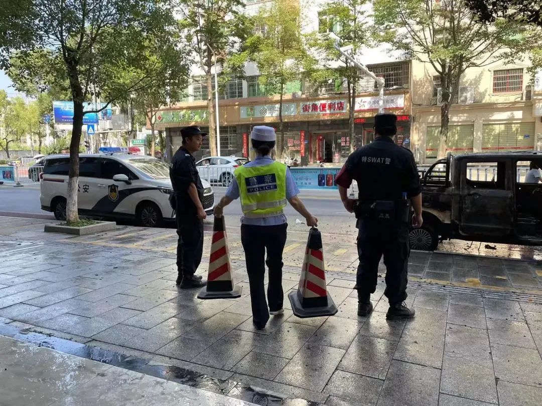 女交警“不务正业”！结果却被市民点赞……