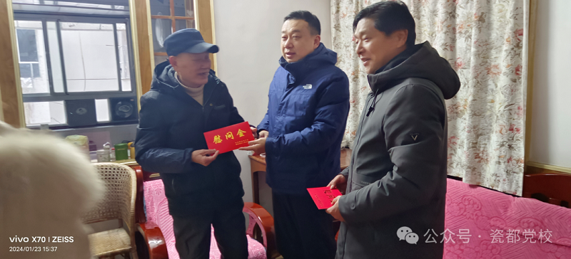 新春送关怀 暖暖党校情——市委党校开展 2024 年春节走访慰问离退休干部活动