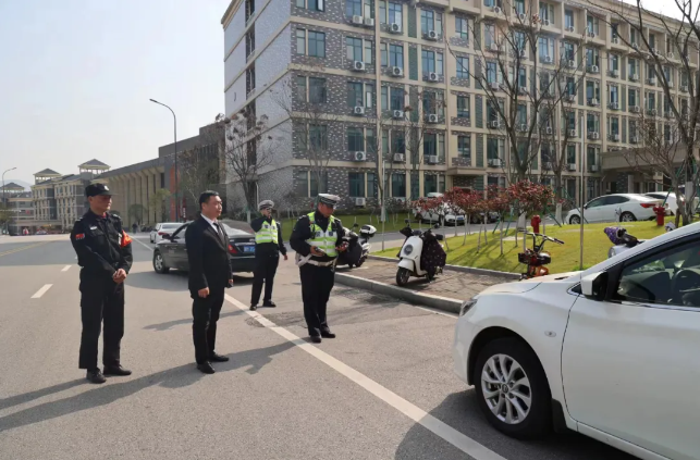 强国复兴有我|我为群众办实事：疏堵保畅 以规促管——市机关事务管理中心联合市交警二大队开展市容及交通秩序联合整治