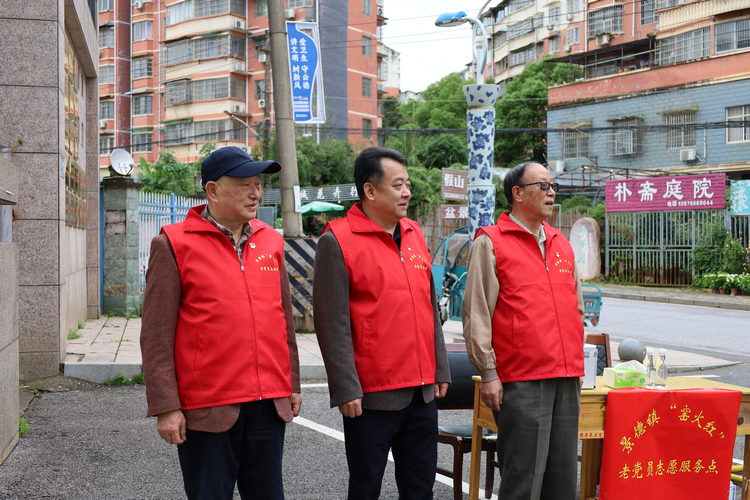 “窑火红”老党员志愿者热情服务游客