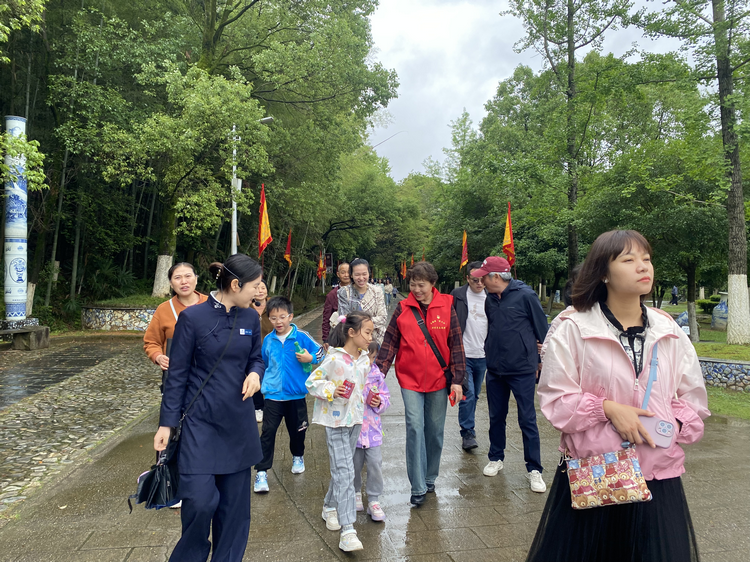 “窑火红”老党员志愿者热情服务游客