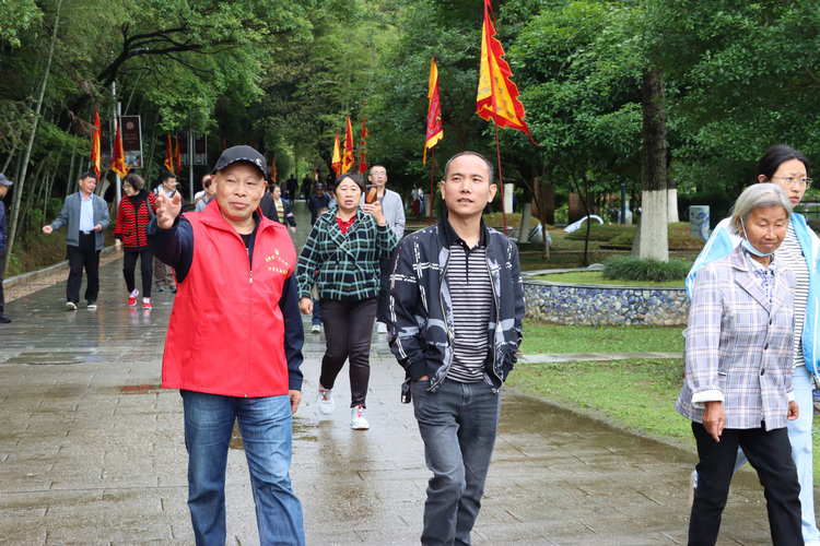 “窑火红”老党员志愿者热情服务游客