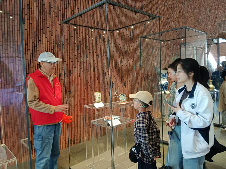 “窑火红”老党员志愿者热情服务游客