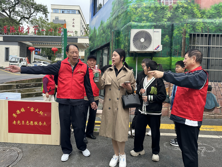 “窑火红”老党员志愿者热情服务游客
