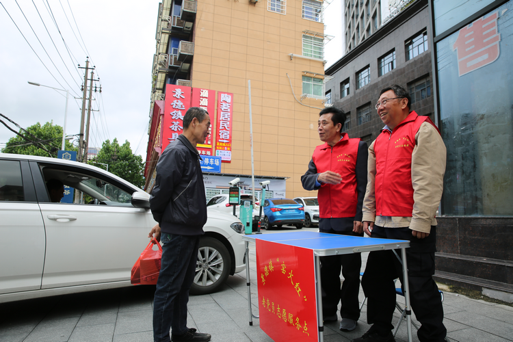 “窑火红”老党员志愿者热情服务游客