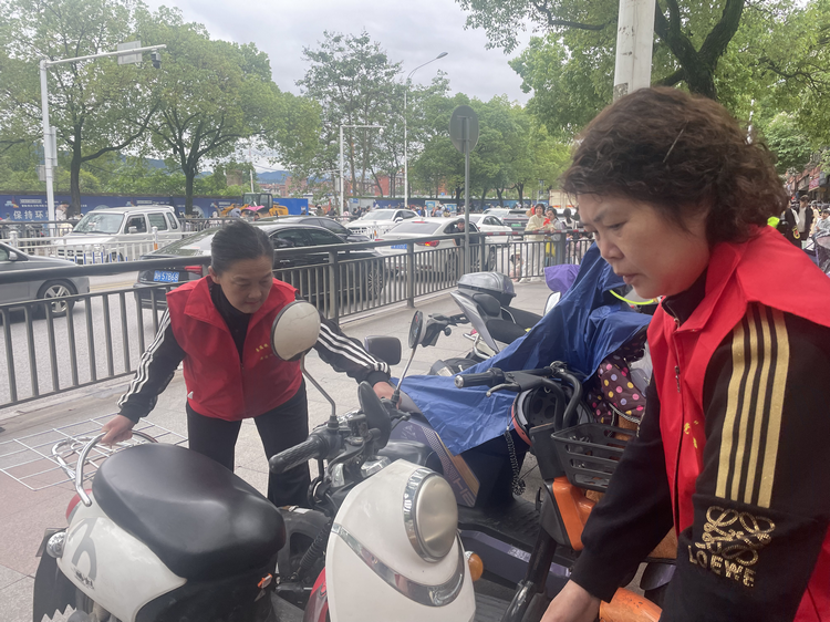 “窑火红”老党员志愿者热情服务游客