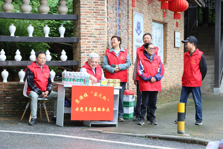 “窑火红”老党员志愿者热情服务游客