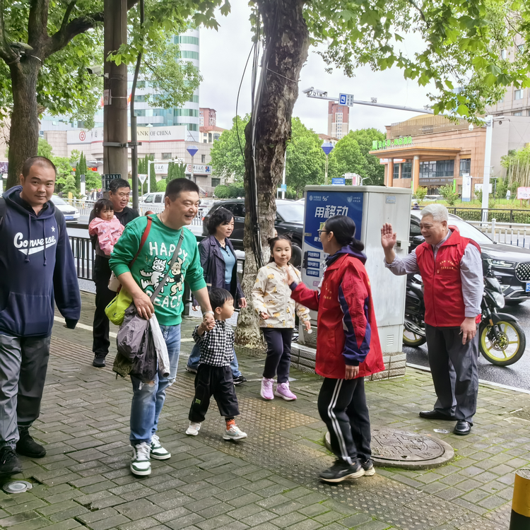 “窑火红”老党员志愿者热情服务游客