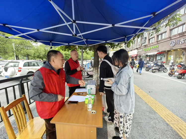 “窑火红”老党员志愿者热情服务游客