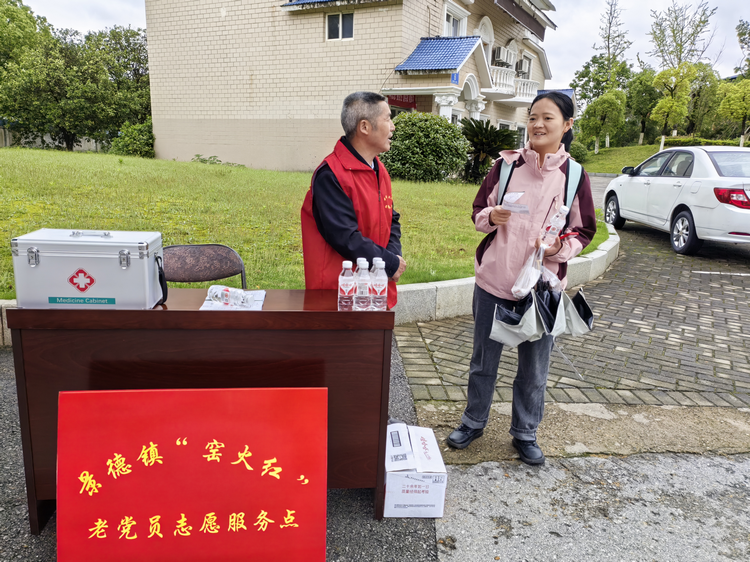 “窑火红”老党员志愿者热情服务游客