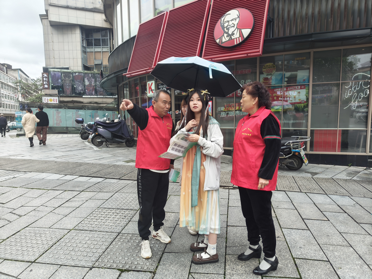 “窑火红”老党员志愿者热情服务游客