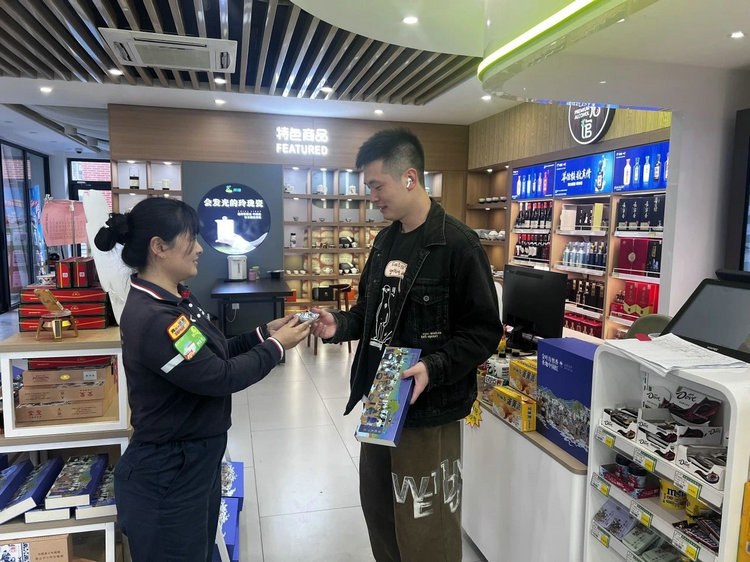 感恩奋进这一年，景德镇石油用石化朝阳红点亮千年瓷都新名片！