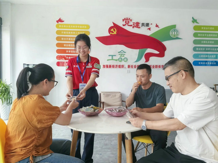 感恩奋进这一年，景德镇石油用石化朝阳红点亮千年瓷都新名片！