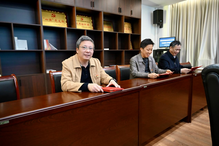 市林业局开展“走在前、勇争先、善作为”主题党日活动