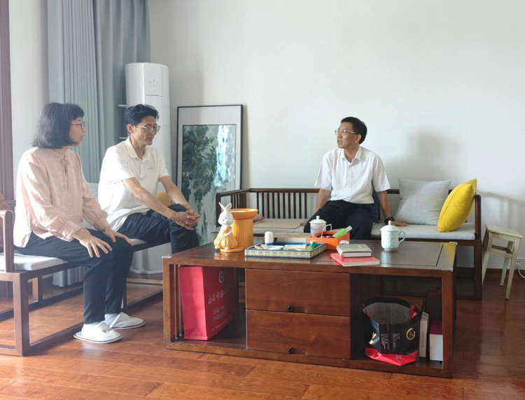 温情关怀进家门 严管厚爱强监督——吴财锋到市委统战部领导干部家中开展政治家访工作