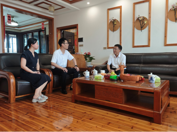 温情关怀进家门 严管厚爱强监督——吴财锋到市委统战部领导干部家中开展政治家访工作