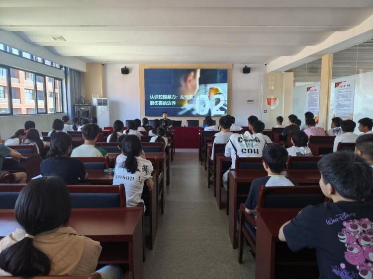 拒绝暴力,守护青春——景德镇中院第四党支部立案庭党小组送法进校园普法宣讲活动